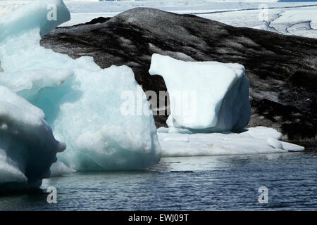 Le noir et blanc icebergs floating in Jokulsarlon glacial Lagoon Iceland Banque D'Images