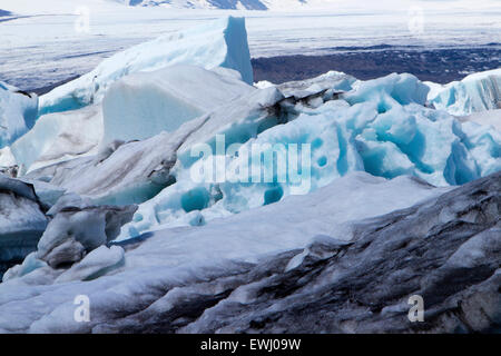 Le noir et blanc icebergs floating in Jokulsarlon glacial Lagoon Iceland Banque D'Images