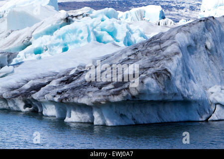 Le noir et blanc icebergs floating in Jokulsarlon glacial Lagoon Iceland Banque D'Images