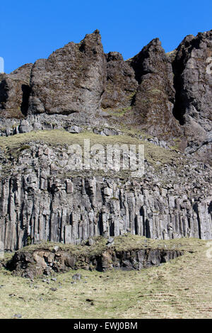 Les colonnes de basalte hexagonal des formations de roche volcanique en Islande les falaises près de la mer Banque D'Images