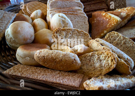 Sélection de pains et de l'islande nordiques disposés sur une table en Islande Banque D'Images