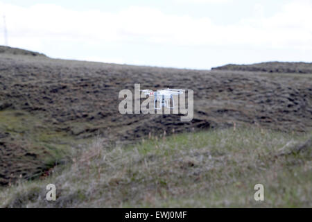 Dji phantom drone à distance de vol de l'appareil photo en Islande Banque D'Images