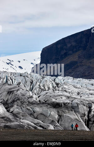 Couple de touristes à la fin du glacier du parc national de Skaftafell Vatnajökull en Islande Banque D'Images