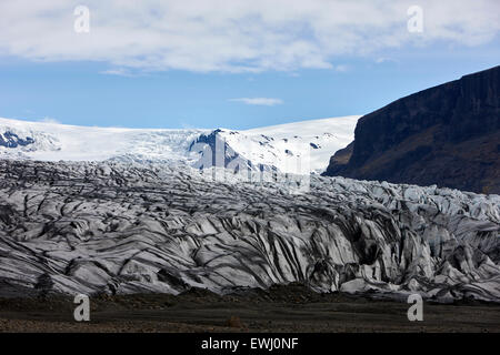 Couvert de cendres et de Skaftafell glacier Vatnajokull moraine frontale parc national en Islande Banque D'Images