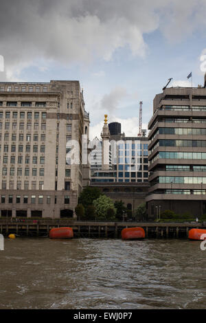 Christopher Wren's Monument au Grand Incendie de Londres montrant juste après l'église de St Magnus The Martyr vu de la rivière Banque D'Images