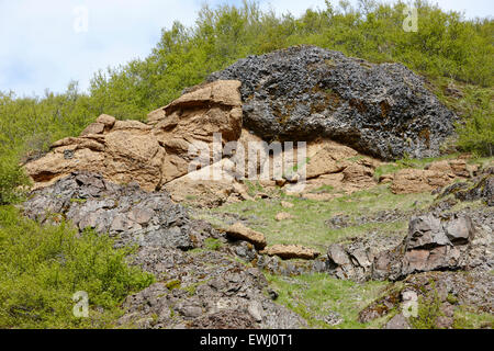 Couche de roche de tuf sur colline en Islande Banque D'Images