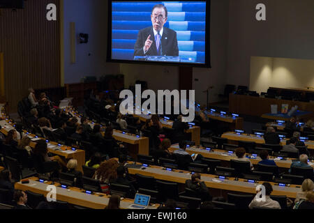 New York, USA. 26 Juin, 2015. montre aux gens watch live stream du Secrétaire général des Nations Unies Ban Ki-moon parle à San Francisco au cours d'une activité spéciale est organisée pour marquer le 70e anniversaire de la signature de la Charte des Nations Unies au siège des Nations Unies à New York, United States. Source : Xinhua/Alamy Live News Banque D'Images