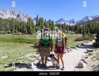 Les randonneurs avec chien dans la vallée des lacs à Rock Creek Canyon Banque D'Images