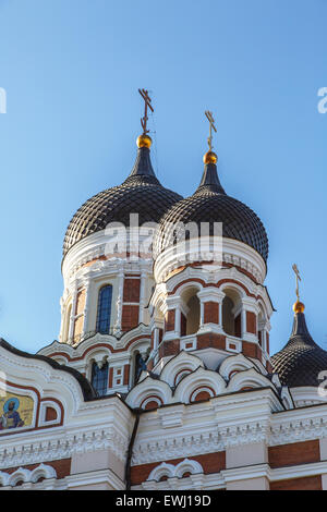 Close up Vue de dessous de la coupole de la cathédrale Alexandre Nevsky à Tallinn, Estonie, sur fond de ciel bleu. Banque D'Images