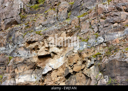 Les strates de roches volcaniques et les dykes de basalte en colline en Islande Banque D'Images