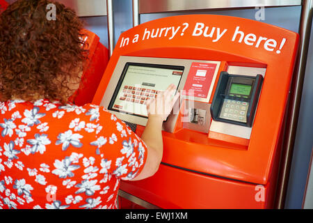 L'exploitation d'une femme Virgin Trains Billets Rugby Warwickshire UK Rail Station Banque D'Images