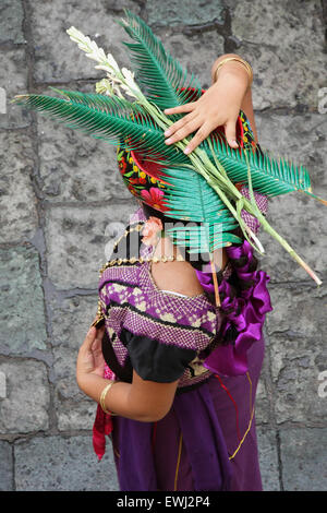 Femme mexicaine en costume traditionnel, la tenue des feuilles de palmier Banque D'Images