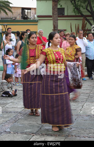 Femmes en costume traditionnel mexicain performing traditional dance Banque D'Images