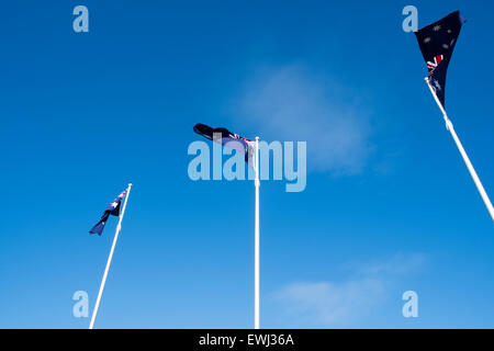 Drapeaux australiens flottant haut devant le mémorial de guerre australien à Canberra, Australie, 2015 Banque D'Images