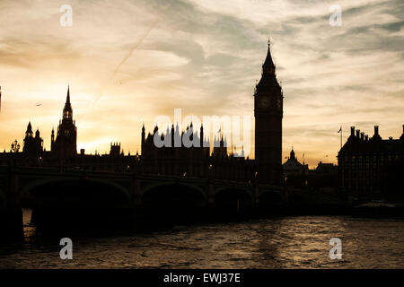 Big Ben et des chambres du Parlement au coucher du soleil. Big Ben et des chambres du Parlement photographié au coucher du soleil à la recherche de l'autre côté de la Tamise Banque D'Images