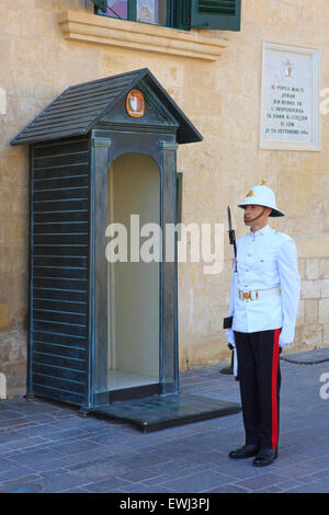 Une sentinelle de garde à l'entrée du palais présidentiel à La Valette, Malte Banque D'Images