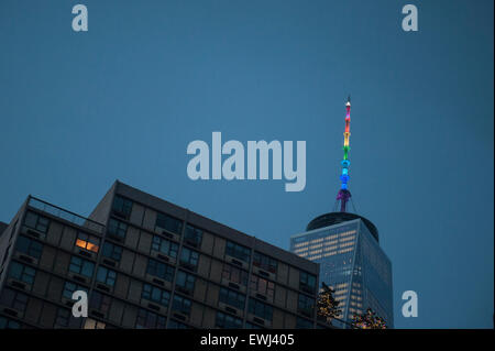 New York, USA. 26 Juin, 2015. La flèche sur le dessus de 1 World Trade Center dans le Lower Manhattan a été allumé avec les couleurs de l'homme gay mouvement pour respecter la décision de la Cour suprême des États-Unis le 26 juin 2015, qui a déclaré que le mariage gay est légal dans les 50 États des États-Unis. Credit : Terese Loeb Kreuzer/Alamy Live News Banque D'Images