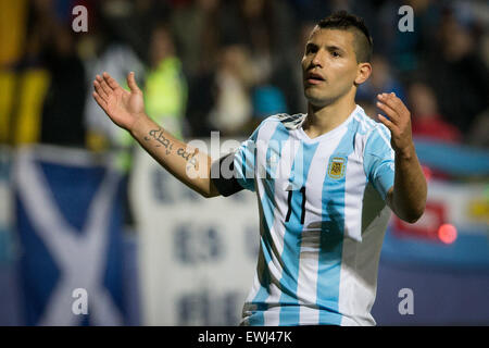 Vina del Mar, au Chili. 26 Juin, 2015. L'Argentine Sergio Aguero réagit pendant le quart de finale entre l'Argentine et la Colombie à la Copa America 2015 au Chili El Sausalito Stadium, dans la ville de Viña del Mar, Chili, le 26 juin 2015. Crédit : Pedro Mera/Xinhua/Alamy Live News Banque D'Images