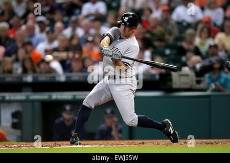 Houston, TX, USA. 26 Juin, 2015. Le voltigeur des Yankees de New York Brett Gardner (11) pivote et frappe un double au cours des MLB baseball match entre les Astros de Houston et les Yankees de New York de Minute Maid Park de Houston, TX. (Obligatoire crédit : Erik Williams/CSM) Credit : csm/Alamy Live News Banque D'Images