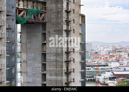 L'abandon des tours d'immeuble en copropriété au bord de la mer à Pattaya, Thaïlande. Banque D'Images