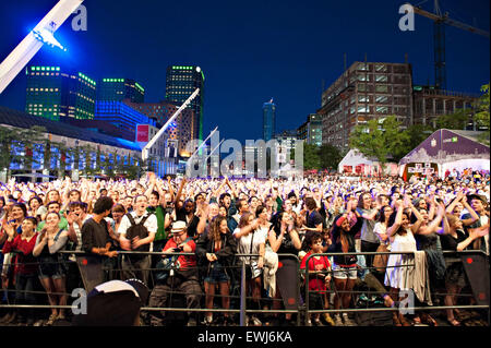 Montréal, Canada. 26 Juin, 2015. Les gens apprécient le concert au cours du 36e Festival International de Jazz de Montréal à Montréal, Canada, le 26 juin 2015. Le festival annuel a débuté le vendredi avec un concert gratuit effectué par Jazz Band Beyrouth depuis les États-Unis. © Andrew Soong/Xinhua/Alamy Live News Banque D'Images