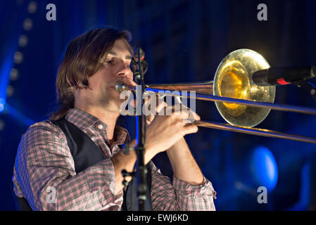 Montréal, Canada. 26 Juin, 2015. Un artiste perfoms durant la 36e Festival International de Jazz de Montréal à Montréal, Canada, le 26 juin 2015. Le festival annuel a débuté le vendredi avec un concert gratuit effectué par Jazz Band Beyrouth depuis les États-Unis. © Andrew Soong/Xinhua/Alamy Live News Banque D'Images