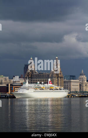 Liverpool, Merseyside, Royaume-Uni 26 juin 2015. Météo britannique. La fin bien sur le front que Fred Olsen cruise ship du Black Watch se prépare à quitter le port de Liverpool. Les chiffres publiés récemment montrent Liverpool joue un rôle clé dans l'expansion du Royaume-Uni l'industrie de croisière. Selon un rapport de la Cruise Lines International Association (CLIA) le port de la ville est prévu pour voir une augmentation de 12  % du trafic passagers en 2015. Cela portera à 83 000 le nombre de passagers attendus cette année au port de Liverpool. Credit : Cernan Elias/Alamy Live News Banque D'Images