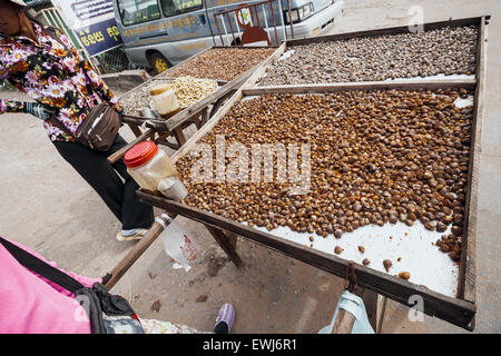 La vente du vendeur chaud épicé et cuit sur la rue à Phnom Penh, Cambodge, Asie. Banque D'Images