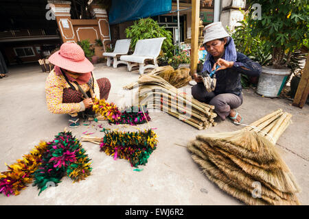 Vendeurs de balais à la main au Cambodge. Banque D'Images