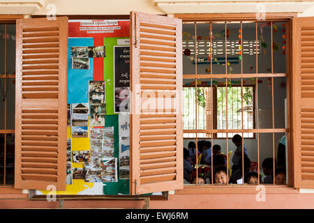 De la fenêtre de l'école maternelle. Le Cambodge Banque D'Images