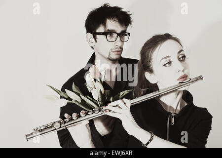 Portrait d'un couple de jeunes musiciens sur fond blanc Banque D'Images