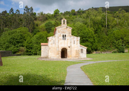 Façade du IX siècle San Salvador de Valdedios monastère en Espagne Europe Banque D'Images