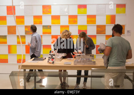 Londres, Royaume-Uni. 26 juin 2015. Partie d'ouverture de la gare de 'Station', un '30' par jour passe l'artiste Doug Aitken au Barbican Centre. Ce 'vivant' de l'exposition réunit des artistes locaux et internationaux avec une fusion de l'art, musique, danse, design graphique et film. Chaque jour est différent. Credit : Nick Savage/Alamy Live News Banque D'Images