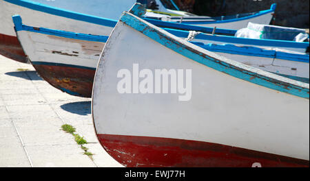 Vieux bateaux de pêche en bois sont l'imposition de la mer à Nessebar, ancienne ville historique en Bulgarie Banque D'Images