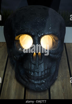 Moscou. 14 Juin, 2015. 14 juin 2015 : Art-pad ''Vial''. Crâne avec les yeux rougeoyant dans une vitrine. © Igor Golovniov/ZUMA/Alamy Fil Live News Banque D'Images