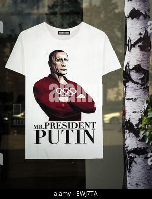 Moscou. 14 Juin, 2015. 14 juin 2015 : T-shirt avec un portrait de Poutine en tant que sportif, un membre des Jeux Olympiques de Sotchi. -- Shop vend des T-shirts avec une photo de Vladimir Poutine. © Igor Golovniov/ZUMA/Alamy Fil Live News Banque D'Images