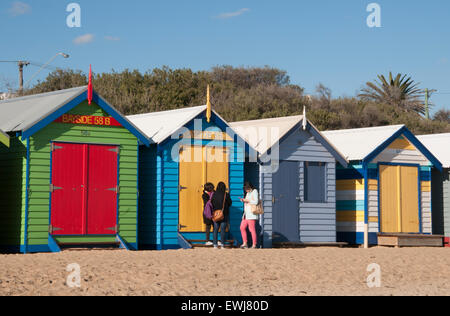 Boîtes de baignade à la plage de Brighton sur la baie de Port Phillip, Melbourne Banque D'Images