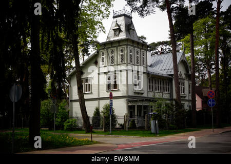 Une ancienne en bois, art nouveau Villa balnéaire de Jurmala Lettonie une ville balnéaire sur le golfe de Riga à la côte de la mer Baltique, République de Lettonie Banque D'Images