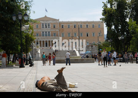 Athènes, Grèce. 27 Juin, 2015. Un sans-abri à la place Syntagma mendier de l'argent. Le renflouement de la Grèce comporte des entretiens avec ses créanciers ont pris une tournure dramatique tôt le samedi, avec la gauche radicale gouvernement annoncer un référendum dans un peu plus d'une semaine sur la dernière proposition de transaction - et exhortant les électeurs à rejeter. © Vafeiadakis Aristidis/ZUMA/Alamy Fil Live News Banque D'Images