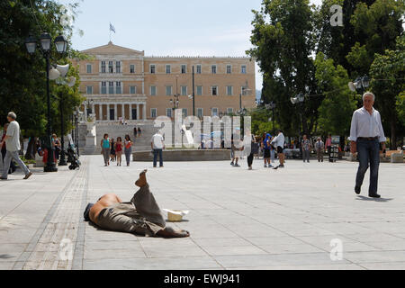 Athènes, Grèce. 27 Juin, 2015. Un sans-abri à la place Syntagma mendier de l'argent. Le renflouement de la Grèce comporte des entretiens avec ses créanciers ont pris une tournure dramatique tôt le samedi, avec la gauche radicale gouvernement annoncer un référendum dans un peu plus d'une semaine sur la dernière proposition de transaction - et exhortant les électeurs à rejeter. © Vafeiadakis Aristidis/ZUMA/Alamy Fil Live News Banque D'Images