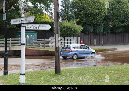 Traversée d'une automobile Ford à Brockenhurst dans la New Forest Banque D'Images