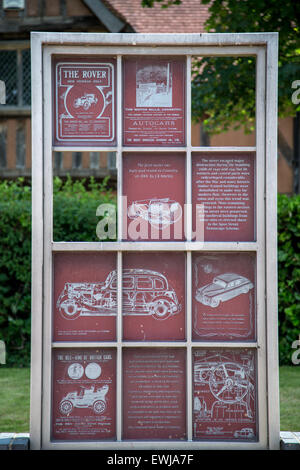 Affiche en centre-ville pour célébrer l'industrie automobile de l'histoire de la ville Banque D'Images