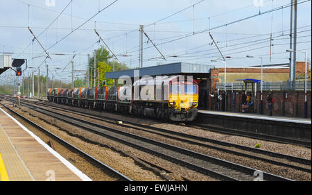 Locomotive diesel de la classe 66 66188 à la tête d'un train de fret vers le sud à travers la station de Hitchin, Hertfordshire, England, UK Banque D'Images