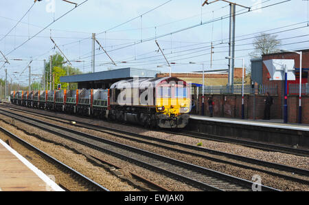 Locomotive diesel de la classe 66 66188 à la tête d'un train de fret vers le sud à travers la station de Hitchin, Hertfordshire, England, UK Banque D'Images