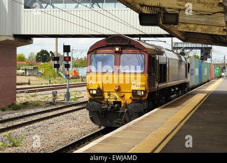 Locomotive diesel de la classe 66 66020 à la tête d'un train de marchandises par conteneurs vers station de Peterborough, Cambridgeshire, Englan Banque D'Images