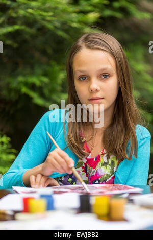 Close-up portrait of little cute girl attire les peintures. Banque D'Images