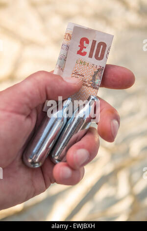 Ampoules d'oxyde nitreux, également appelé gaz hilarant ou fissure Hippie est utilisée comme drogue récréative. Banque D'Images