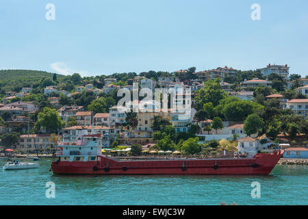 Vue de l'espace rural de l'île des Princes de Kinaliada colline avec l'immobilier résidentiel de luxe et d'un cargo sur la côte Banque D'Images