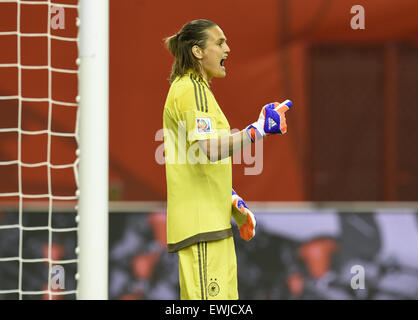 Montréal, Canada. 26 Juin, 2015. Gardien de l'Allemagne des gestes Nadine Angerer durant la Coupe du monde des femmes 2015 football match de quart de finale entre l'Allemagne et la France au Stade olympique à Montréal, Canada, 26 juin 2015. Photo : Carmen Jaspersen/dpa/Alamy Live News Banque D'Images