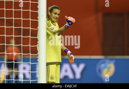 Montréal, Canada. 26 Juin, 2015. Gardien de l'Allemagne des gestes Nadine Angerer durant la Coupe du monde des femmes 2015 football match de quart de finale entre l'Allemagne et la France au Stade olympique à Montréal, Canada, 26 juin 2015. Photo : Carmen Jaspersen/dpa/Alamy Live News Banque D'Images